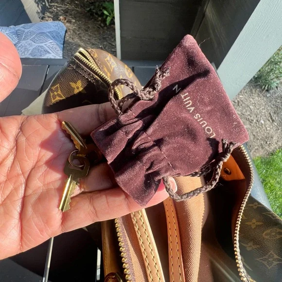 Louis Vuitton Monogram Brown Monogram Speedy 35..like new, dust bag and lock key - Picture 8 of 9
